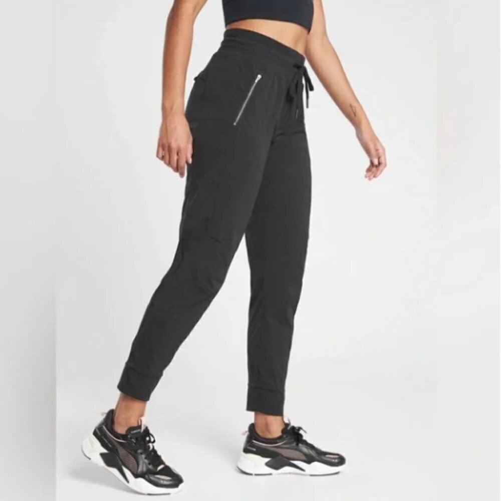 Athleta Trekkie North Jogger Hiking Pants Black size 6 style 405726